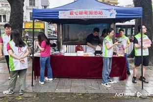 这老人家❗70岁济科在明星赛中双响，进球后扶着广告牌大喘气